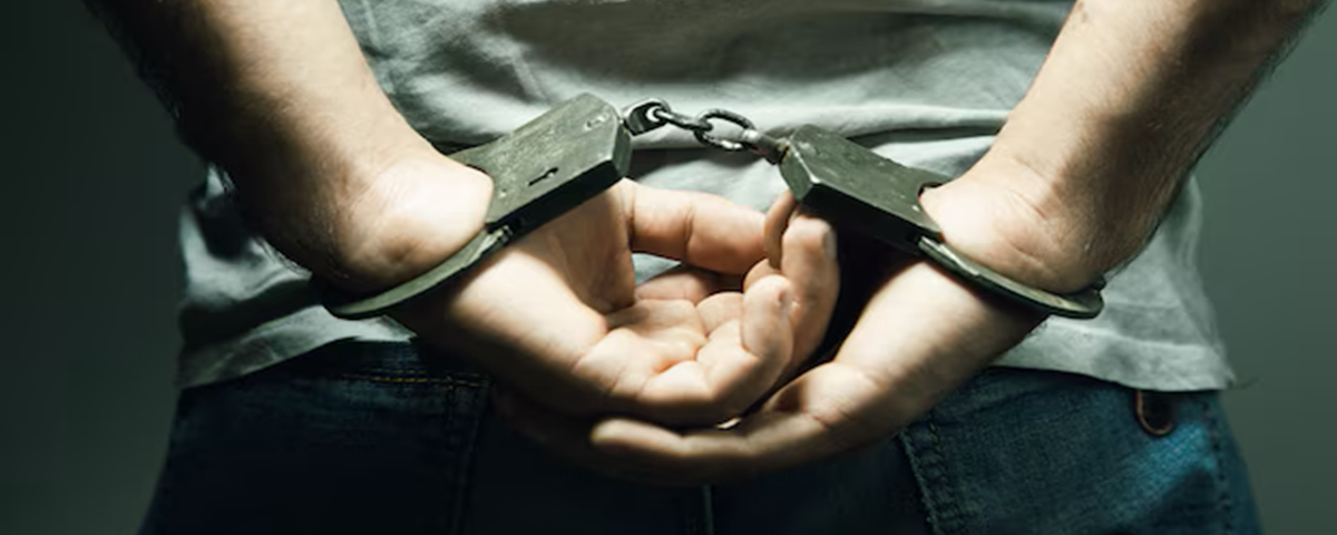 hombre-esposado-mano_218381-1028