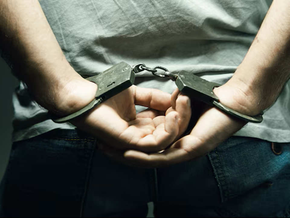 hombre-esposado-mano_218381-1028